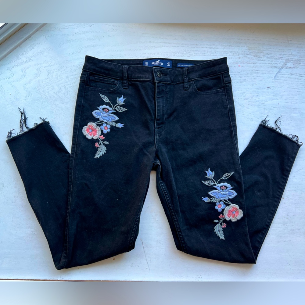 Hollister embroidered high rise supper skinny crop jeans